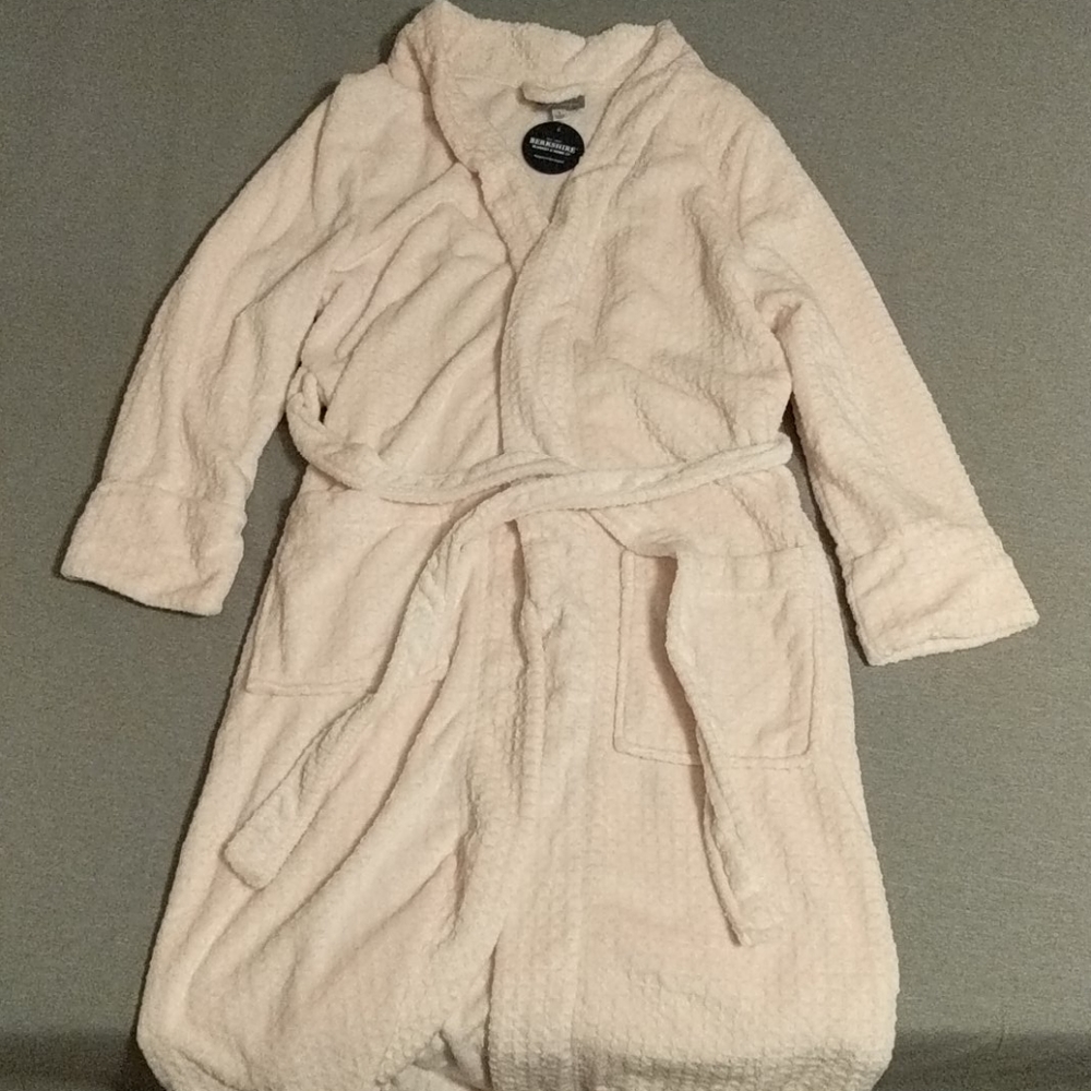 NWT Berkshire Blanket Fuzzy Robe